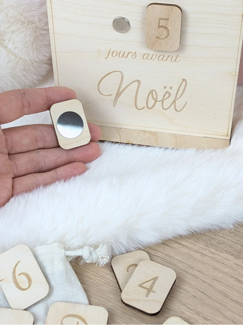 Décompte de Noël en bois - Calendrier aimanté personnalisé