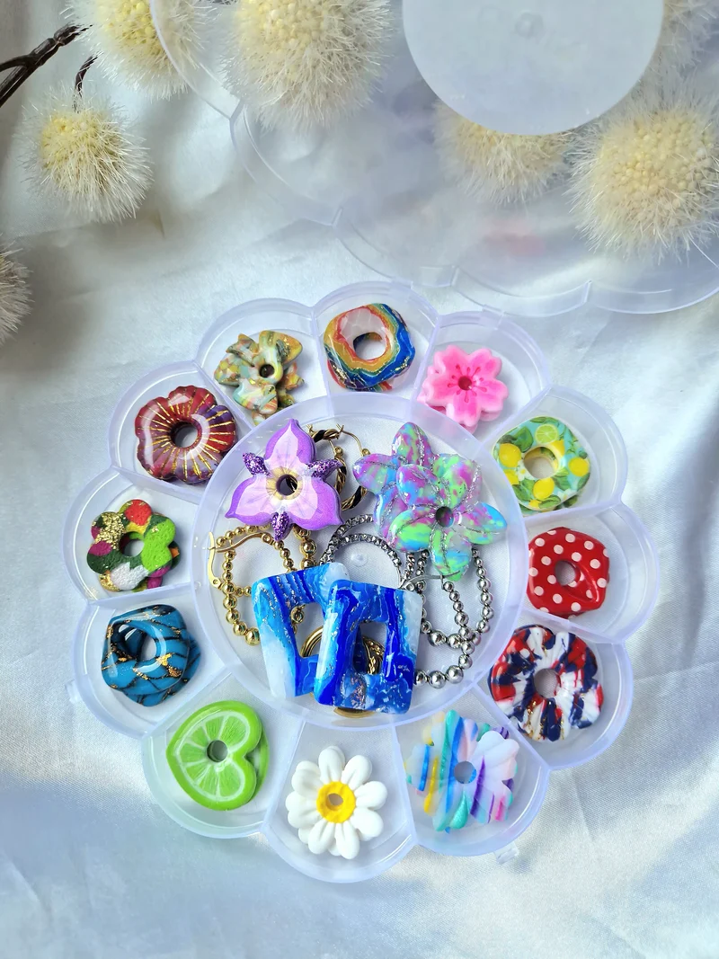 🌸Boîte de rangement avec compartiments🌸(vendue sans créoles et sans pampilles).