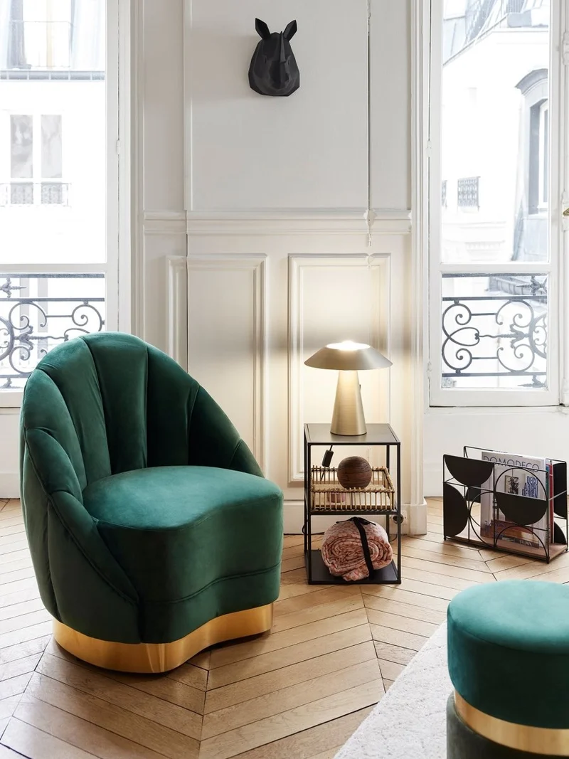 Table d’appoint noire en métal et bambou