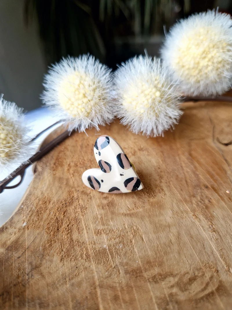 Pin's léopard beige or 🐆.