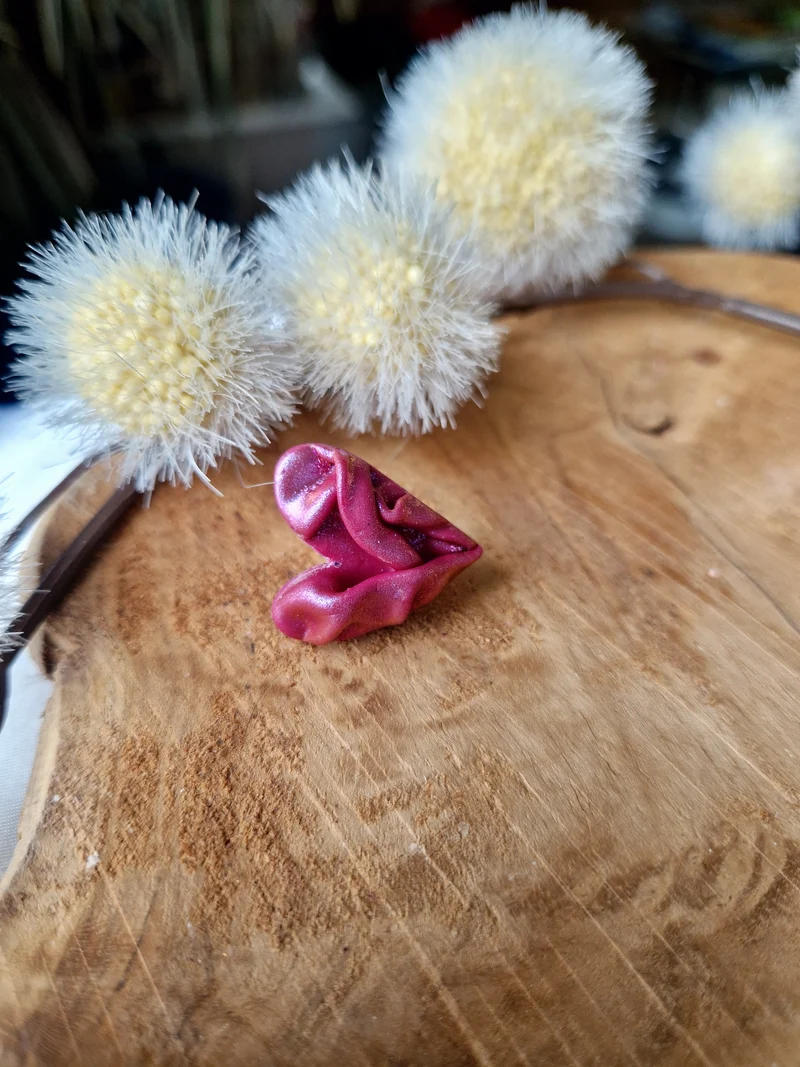 Pin's bordeaux drapé.
