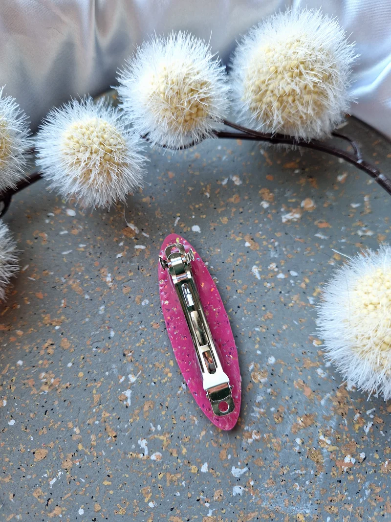 Barrette rose paillettes.