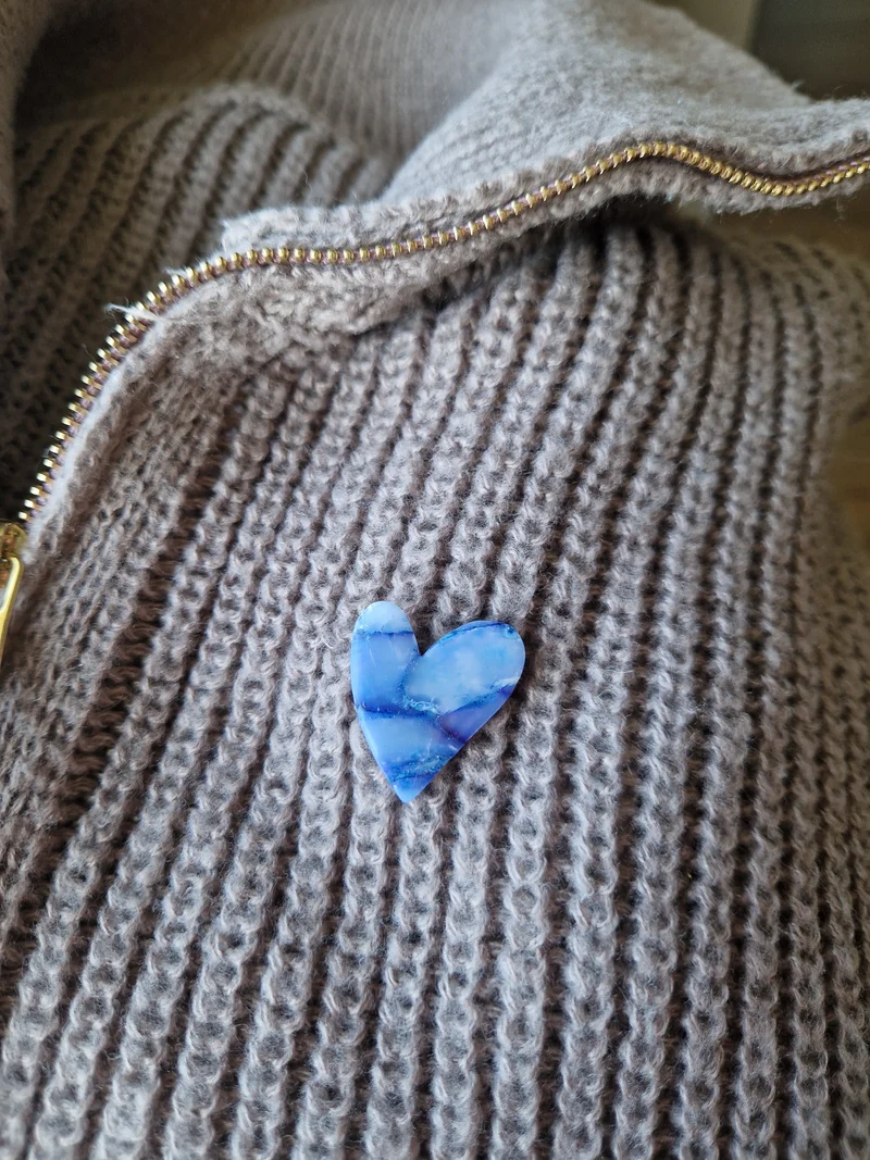 Pin's cœur marbré bleu 💙