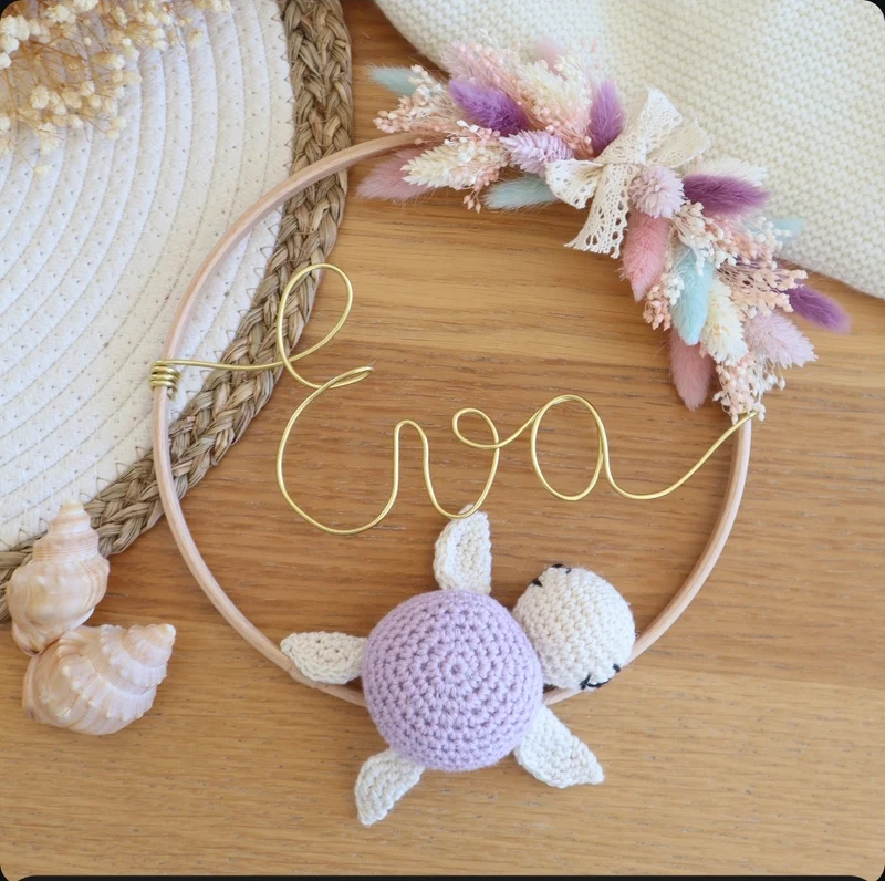 Décoration prénom, animal crochet & fleurs séchées - Envoi sous 6/8 semaines