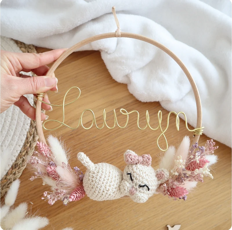 Décoration prénom, animal crochet & fleurs séchées - Envoi sous 6/8 semaines