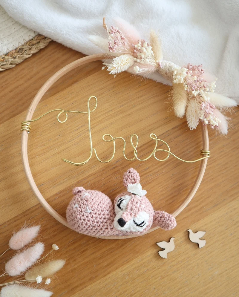 Décoration prénom, animal crochet & fleurs séchées - Envoi sous 6/8 semaines
