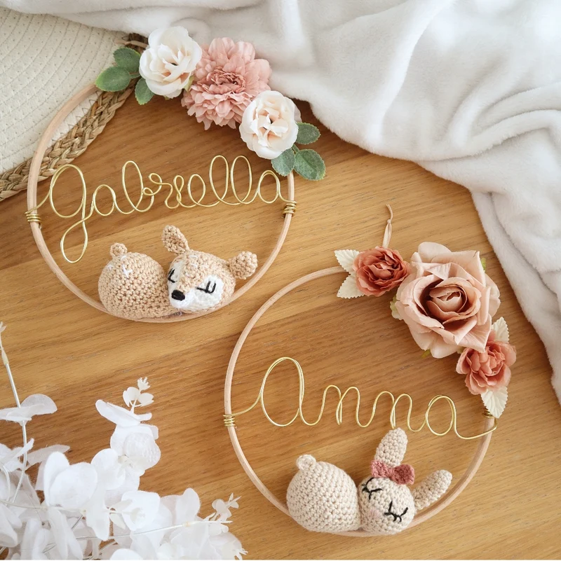 Décoration prénom, animal crochet & fleurs artificielles - Envoi sous 6/8 semaines