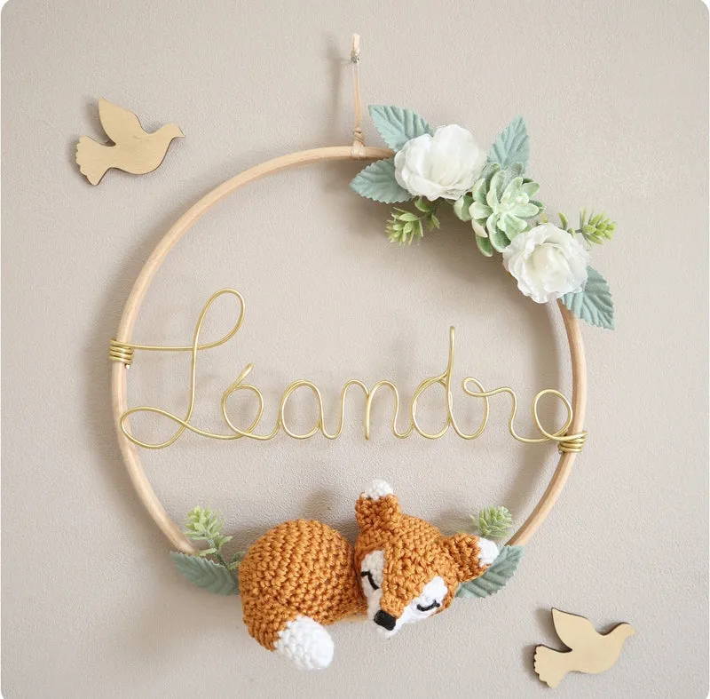 Décoration prénom, animal crochet & fleurs artificielles - Envoi sous 6/8 semaines