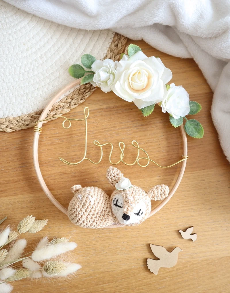 Décoration prénom, animal crochet & fleurs artificielles - Envoi sous 6/8 semaines