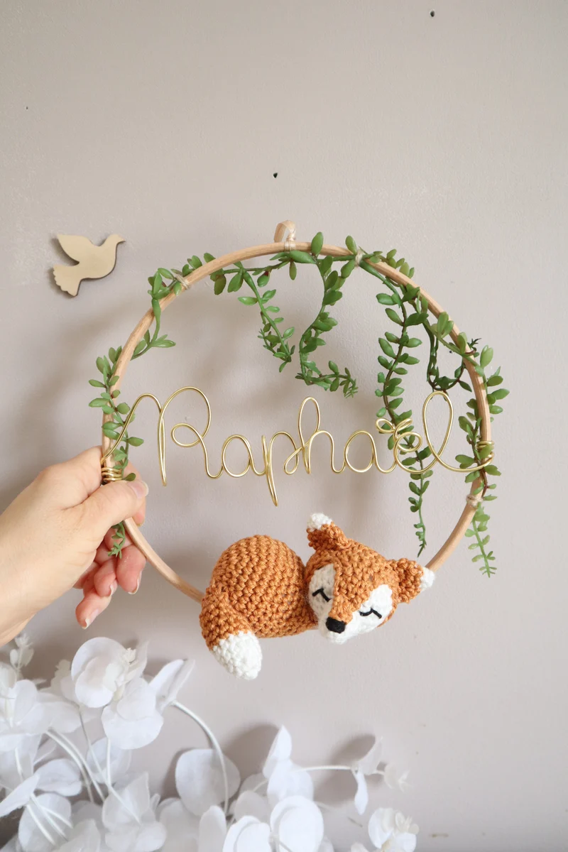 Décoration prénom, animal crochet & fleurs artificielles - Envoi sous 6/8 semaines
