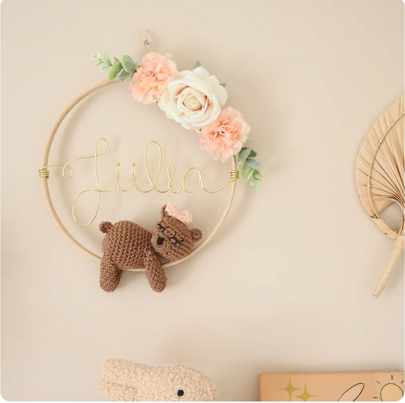 Décoration prénom, animal crochet & fleurs artificielles - Envoi sous 6/8 semaines
