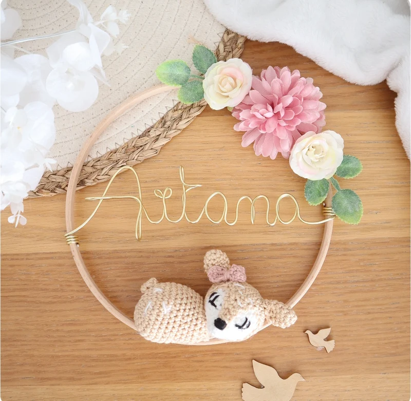 Décoration prénom, animal crochet & fleurs artificielles - Envoi sous 6/8 semaines