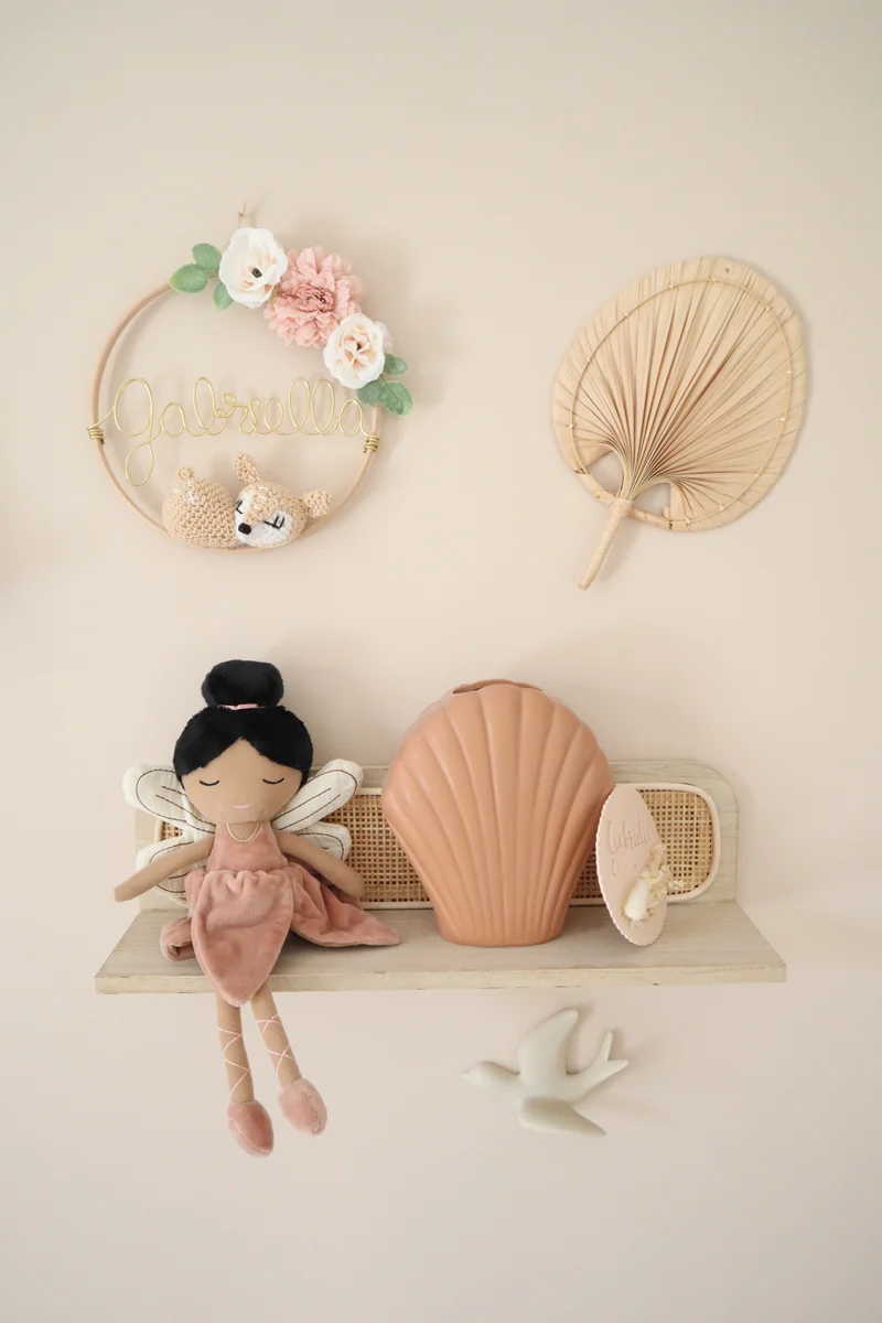 Décoration prénom, animal crochet & fleurs artificielles - Envoi sous 6/8 semaines