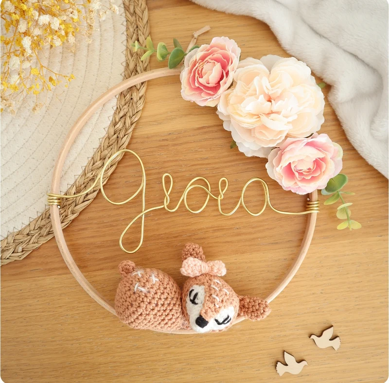 Décoration prénom, animal crochet & fleurs artificielles - Envoi sous 6/8 semaines
