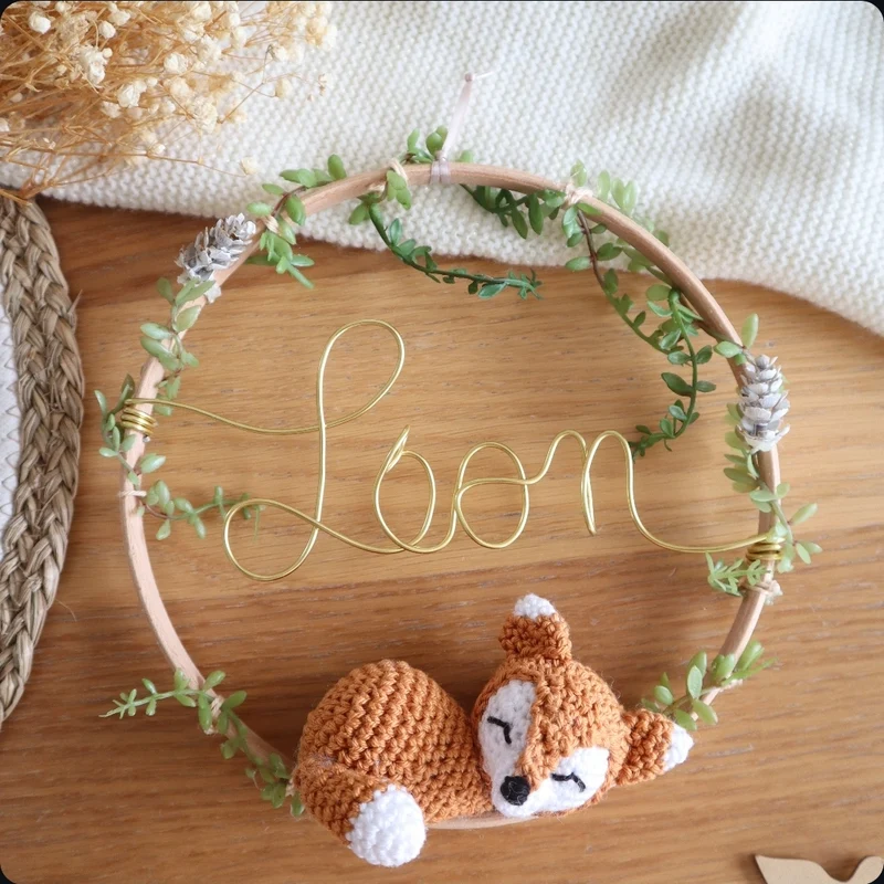 Décoration prénom, animal crochet & fleurs artificielles - Envoi sous 6/8 semaines
