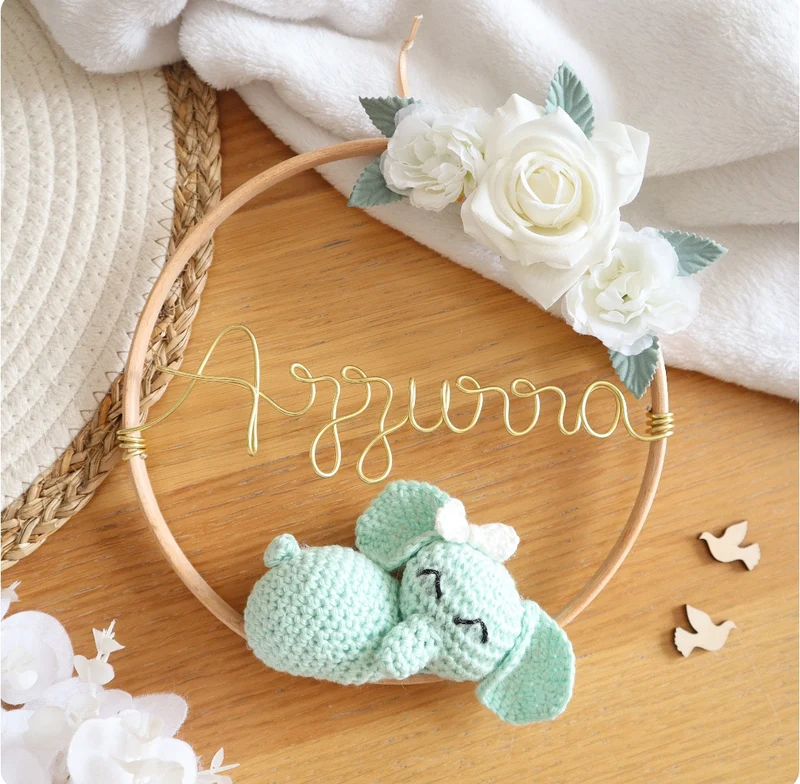 Décoration prénom, animal crochet & fleurs artificielles - Envoi sous 6/8 semaines