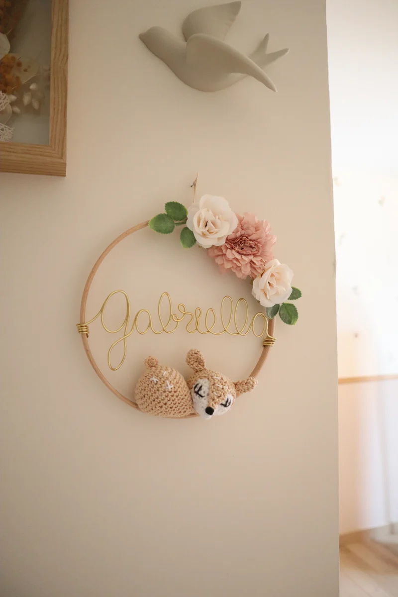 Décoration prénom, animal crochet & fleurs artificielles - Envoi sous 6/8 semaines