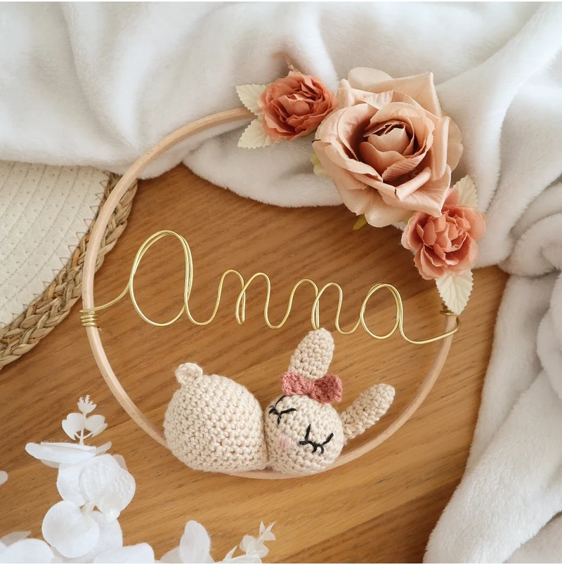 Décoration prénom, animal crochet & fleurs artificielles - Envoi sous 6/8 semaines