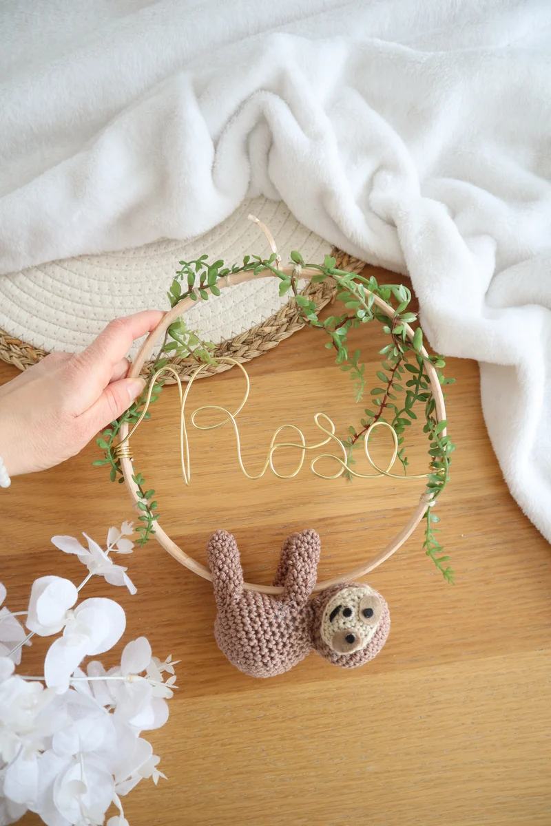 Décoration prénom, animal crochet & fleurs artificielles - Envoi sous 6/8 semaines