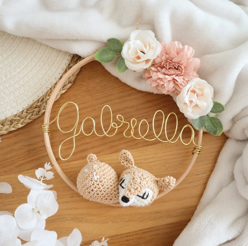 Décoration prénom, animal crochet & fleurs artificielles - Envoi sous 6/8 semaines