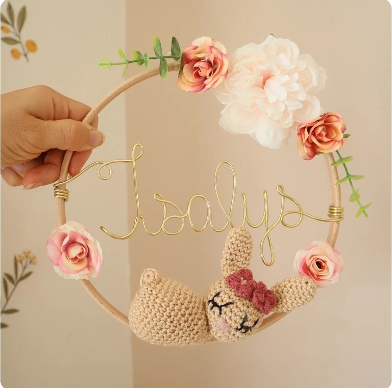 Décoration prénom, animal crochet & fleurs artificielles - Envoi sous 6/8 semaines