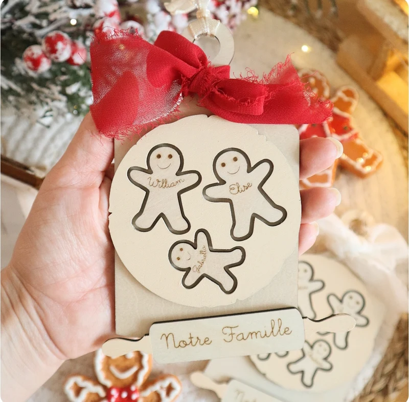 Bientôt de retour - Décoration de Noël - Famille de pains d'épices à personnaliser (plus de personnages possibles)