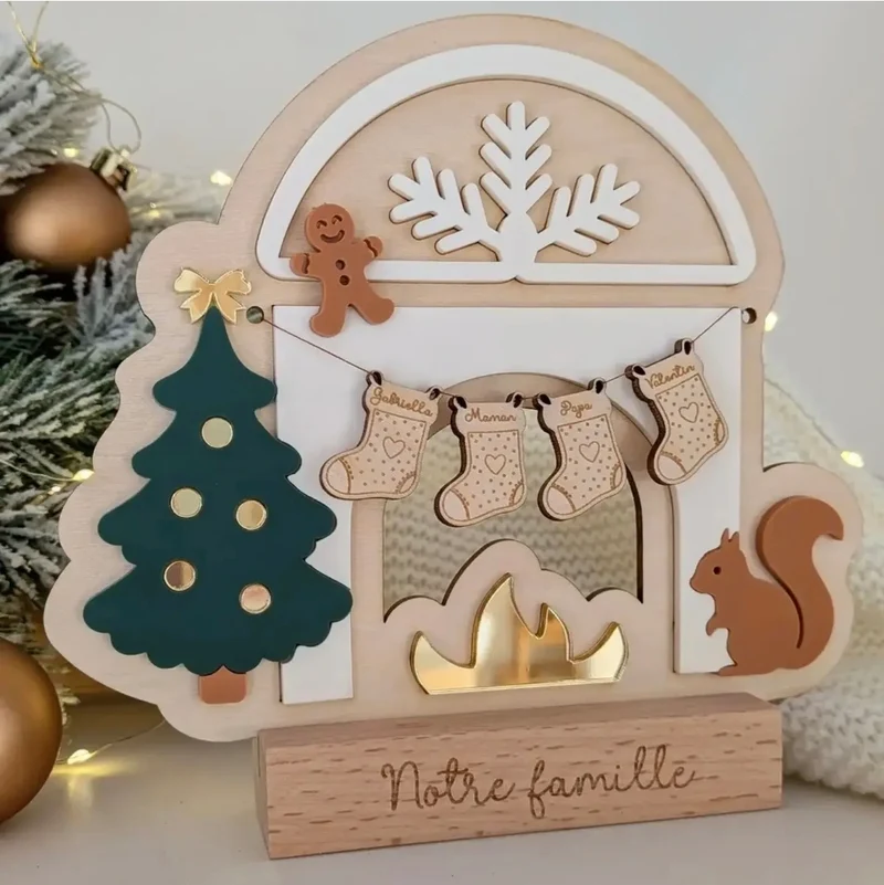 Bientôt de retour - Cheminée de Noël et chaussettes à personnaliser - à partir de 34€