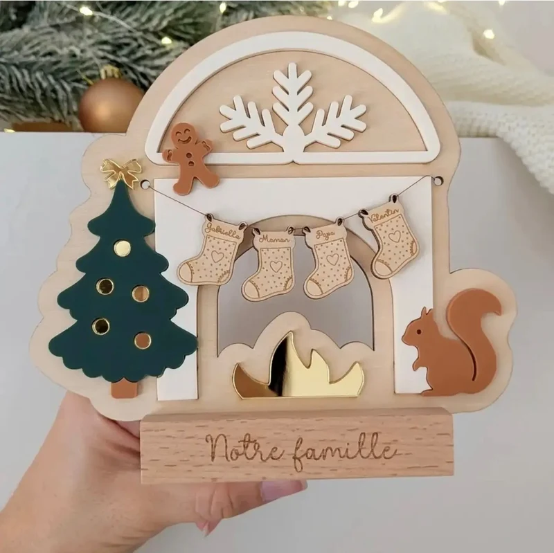 Bientôt de retour - Cheminée de Noël et chaussettes à personnaliser - à partir de 34€