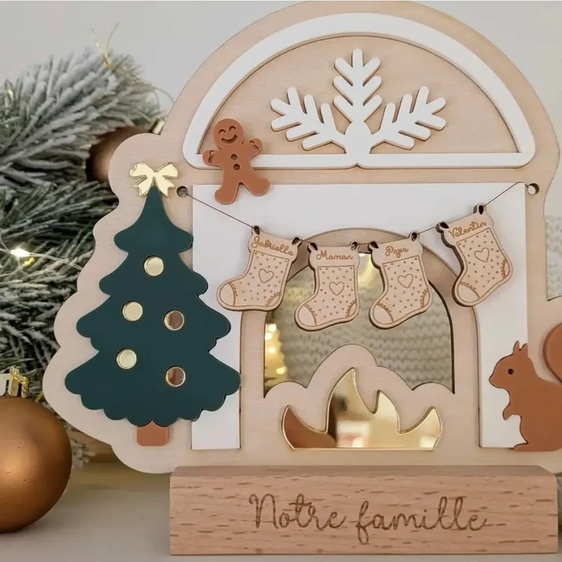 Bientôt de retour - Cheminée de Noël et chaussettes à personnaliser - à partir de 34€