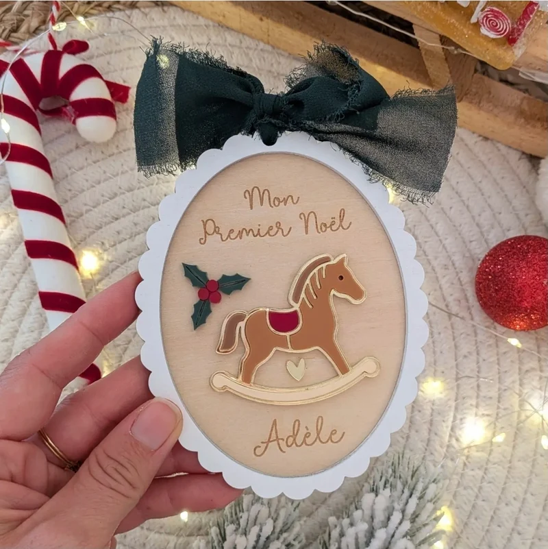 Bientôt de retour - Suspension "Le Noël de notre enfance" - texte et couleur ruban au choix