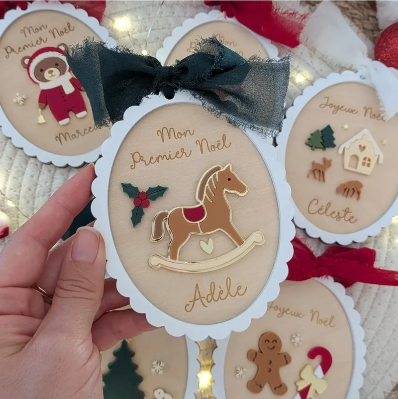 Bientôt de retour - Suspension "Le Noël de notre enfance" - texte et couleur ruban au choix