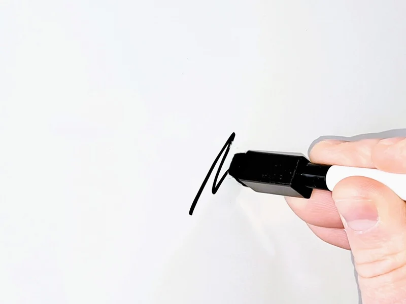 Mini feutre noir effaçable avec bouchon effaceur magnétique