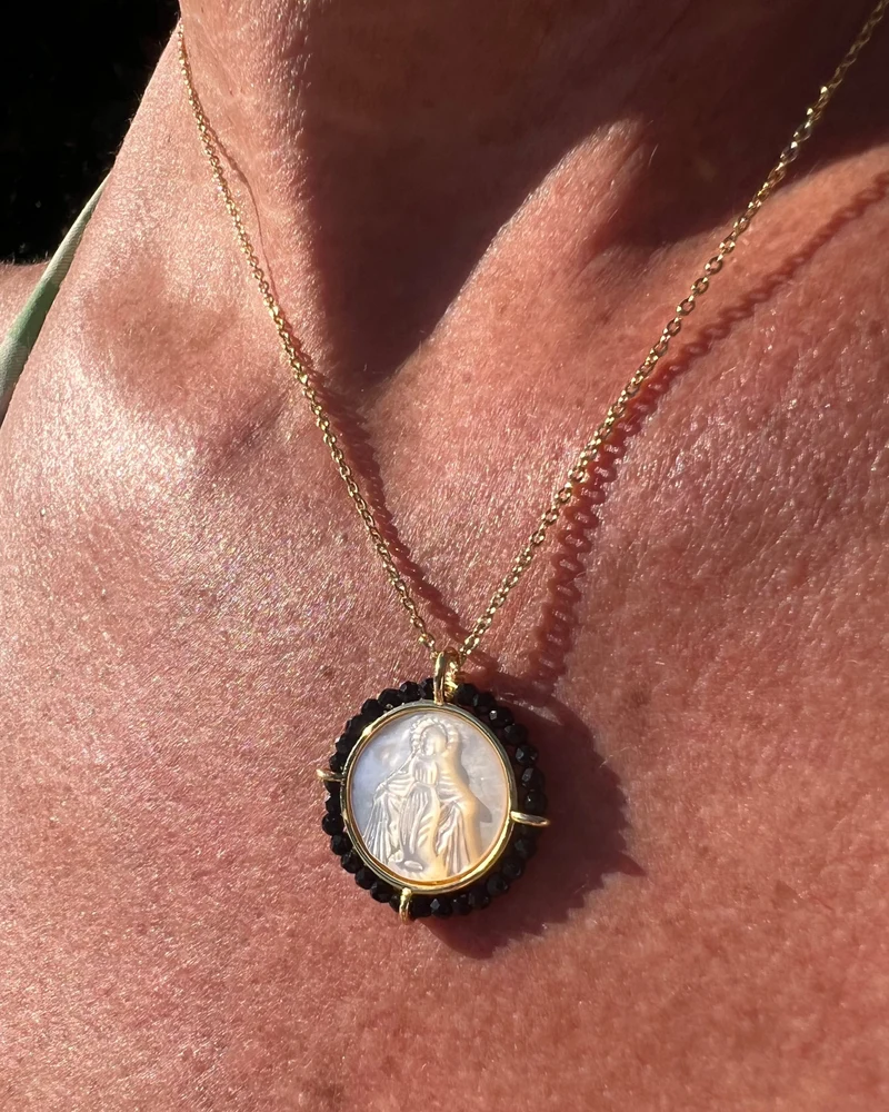Médaille de la Vierge perlée