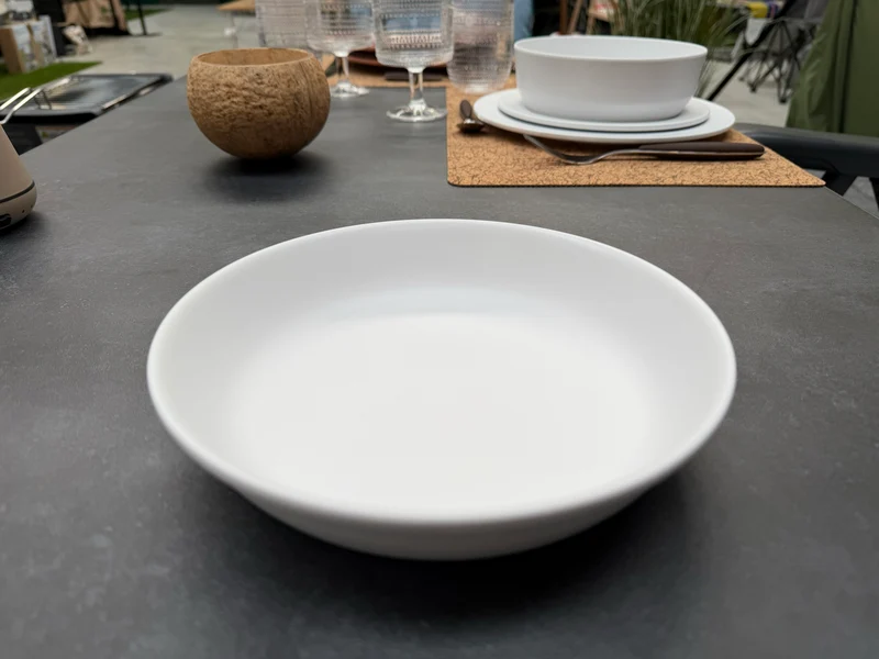 Prachtig elegant zomers servies in kunststof Edge Matte Azul