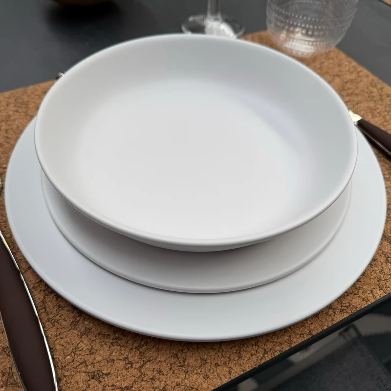Prachtig elegant zomers servies in kunststof Edge Matte Azul