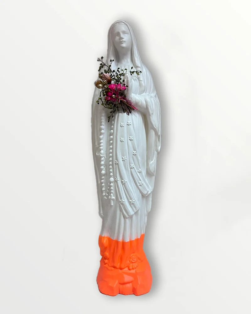 Statuette de la Vierge fleurie