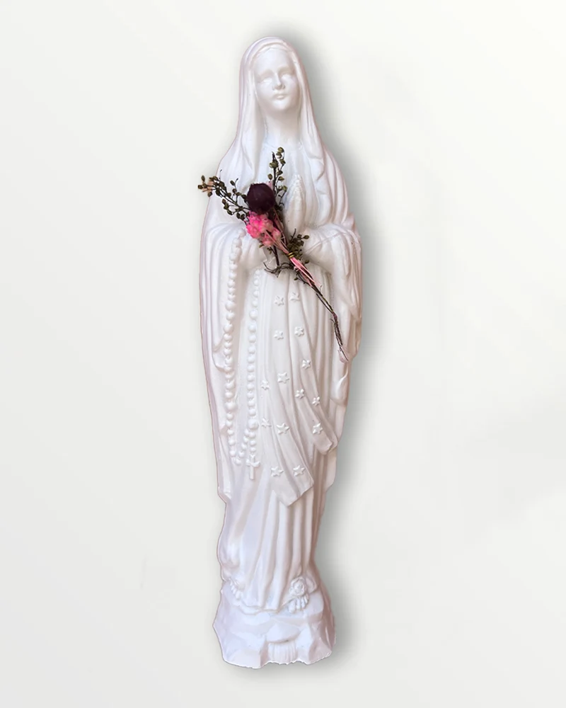 Statuette de la Vierge fleurie