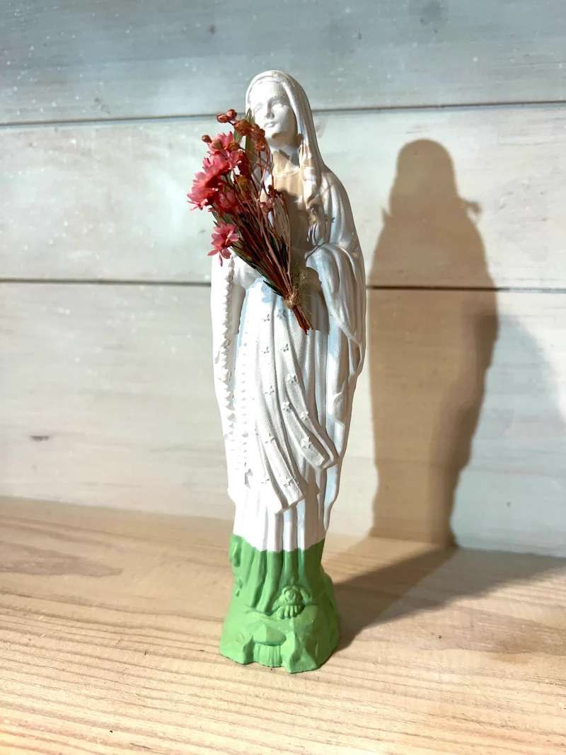 Statuette de la Vierge fleurie