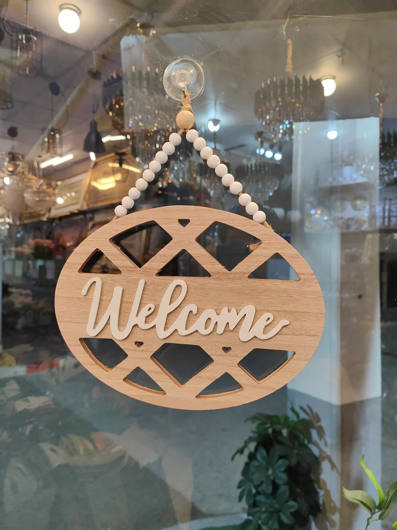لافتة Welcome خشبية ديكورية — 27×20 سم — خرز أبيض — ديكور باب ومنزل فاخر