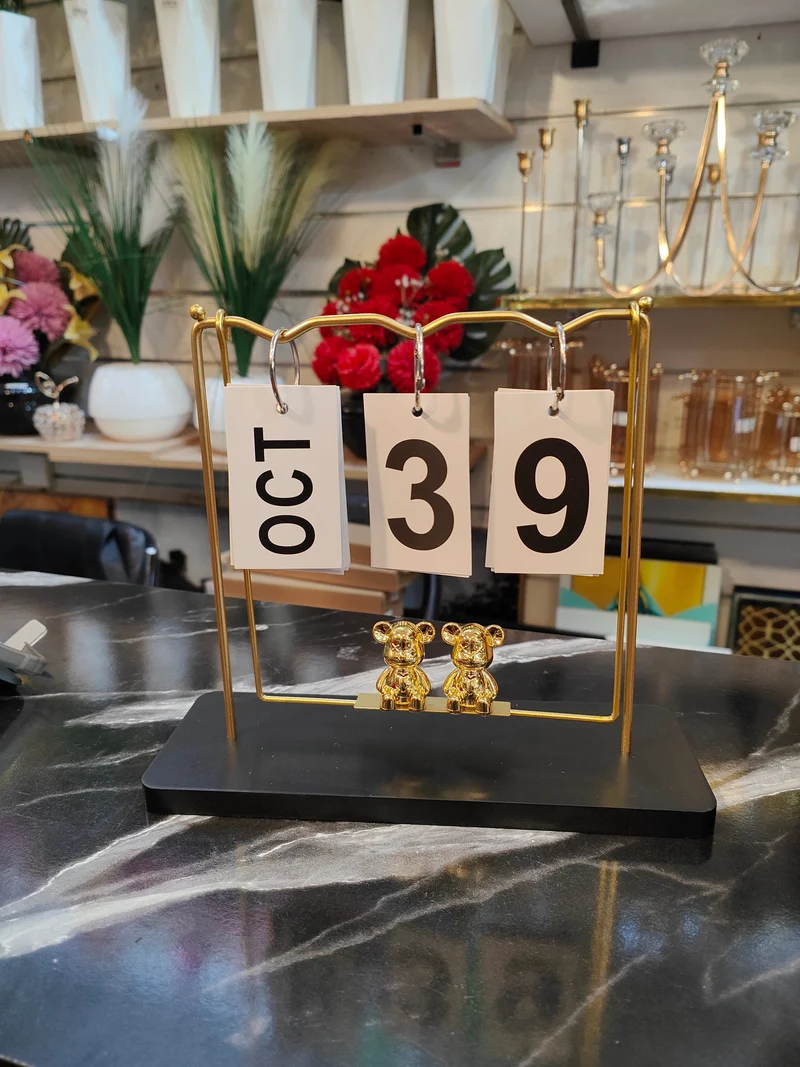 تقويم مكتبي ذهبي ديكوري — 21×24 سم — دببة ذهبية — قاعدة سوداء — ديكور فاخر