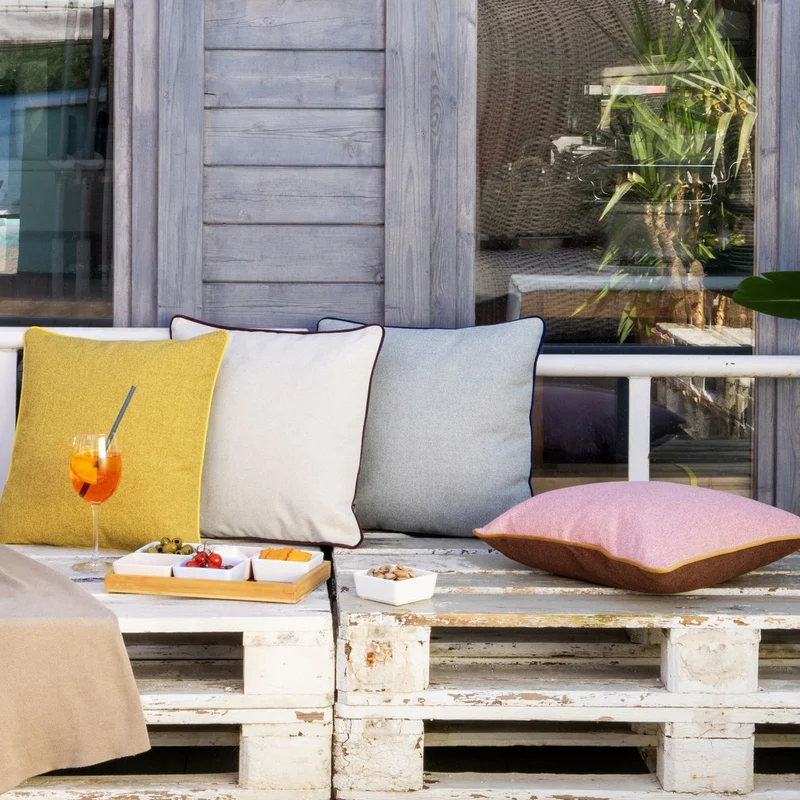 Kussen met verschillend gekleurde voor- en achterkant voor indoor of outdoor - Remember