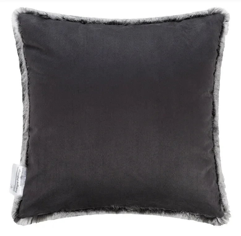 Plaid-kussen-tissue houder-reiskussen-warmwaterkruik uit imitatie bont van Maison Prélonge