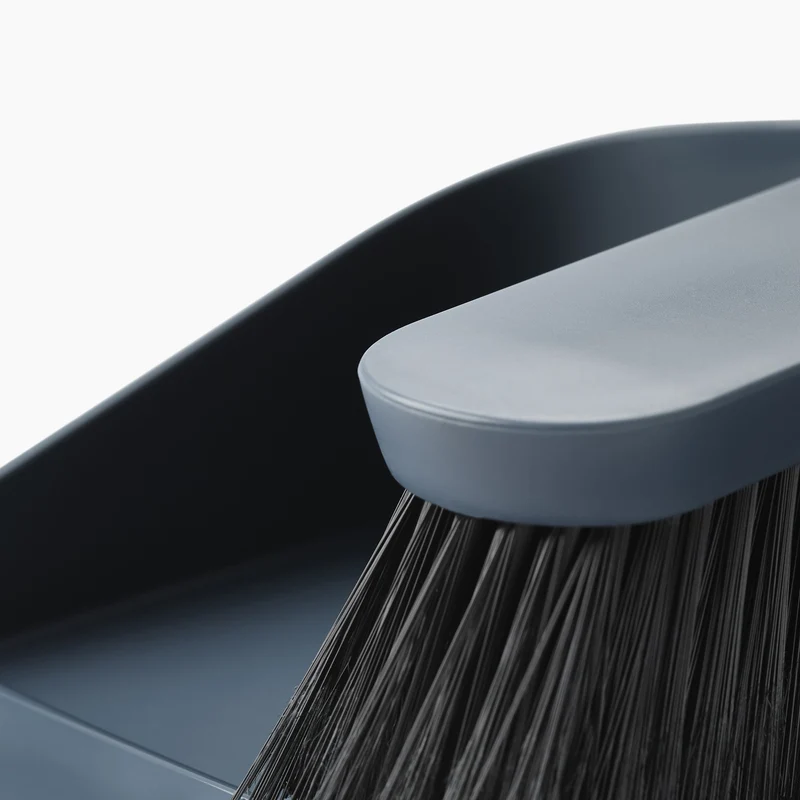 Handveger en blik met ophangbevestsiging CleanStore -Joseph Joseph
