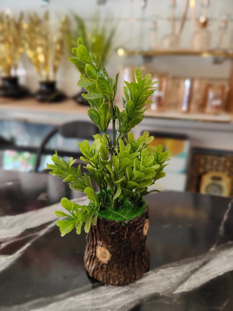 نباتات اصطناعية صغيرة — أصص جذع شجرة — 20 سم .