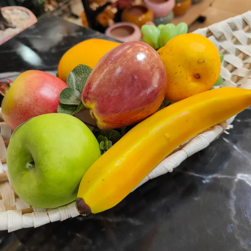طبق خوص بشكل قارب بفواكه اصطناعية — 55×17 سم — ديكور فاخر