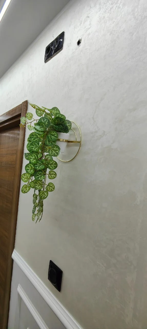 ديكور جداري دائري بنباتات صناعية متدلية – تصميم أنيق