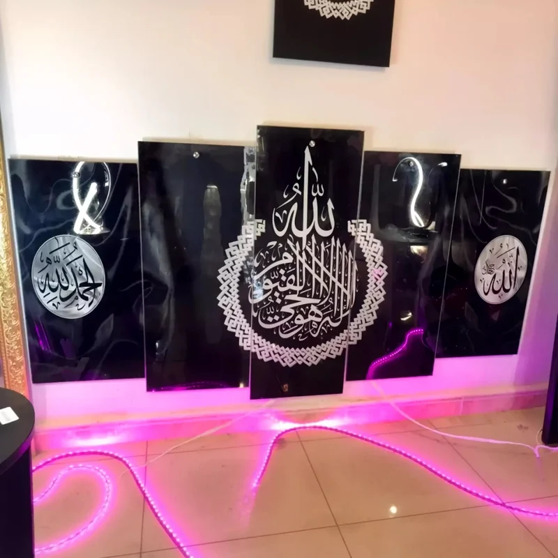 لوحة إسلامية فنية باللون الأسود والفضي – آية قرآنية مزخرفة (5 قطع)