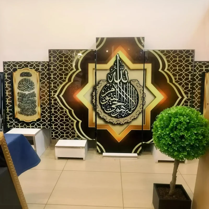 لوحة زخرفية إسلامية فاخرة – آية الكرسي والمعوذتان بنمط ذهبي هندسي (5 قطع)