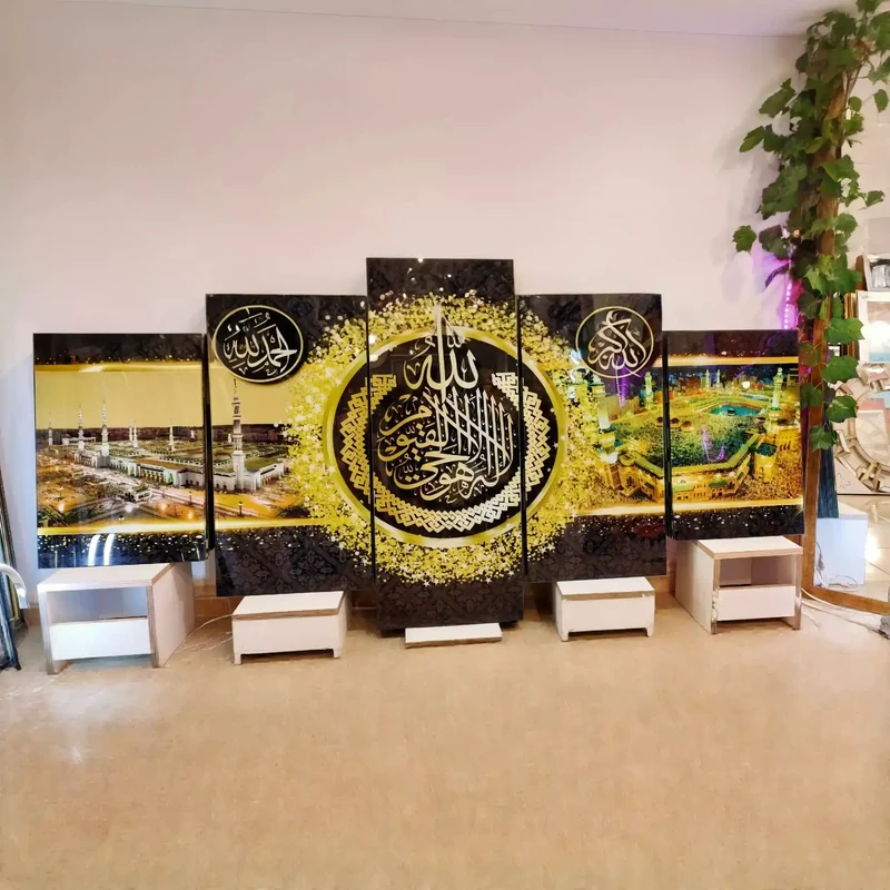 لوحة زخرفية إسلامية فاخرة – الكعبة والمسجد النبوي مع آية الكرسي بتصميم ذهبي راقٍ (5 قطع)